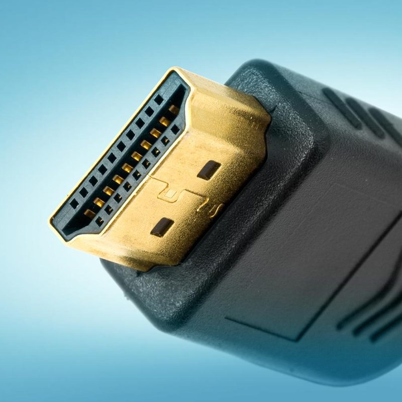 "نمای نزدیک از کانکتور HDMI با اتصالات طلایی و طراحی دقیق."