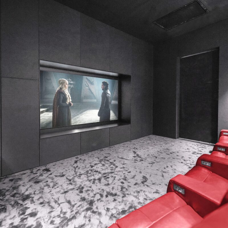تصویری از سینما خانگی با صندلی‌های راحتی قرمز، نمایش فیلم از یک صفحه نمایش بزرگ و دکوراسیون مدرن.